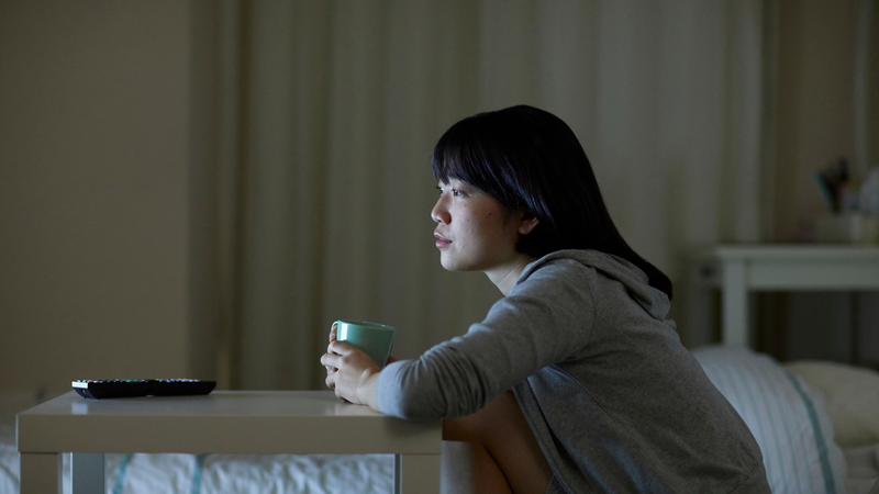 Thiếu ngủ và stress kéo dài có thể ảnh hưởng đến cân bằng nội tiết và làm tăng quá trình oxy hóa
