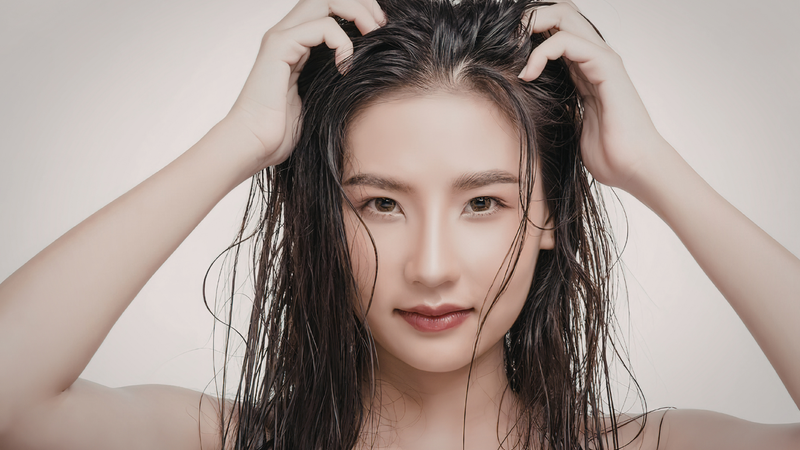 Đi ngủ khi tóc chưa khô hẳn là nguyên nhân phổ biến khiến tóc dễ rối và gãy hơn vào sáng hôm sau