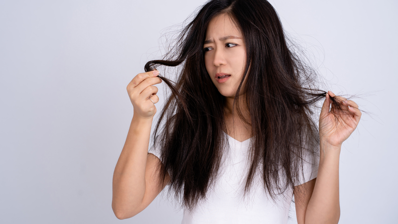 Người có tóc xoăn, tóc tẩy nhuộm hoặc tóc khô thường dễ gặp tình trạng xù rối hơn
