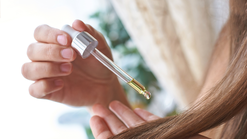 Ngoài việc thay đổi thói quen buổi tối, chăm sóc tóc đúng cách hằng ngày cũng rất quan trọng