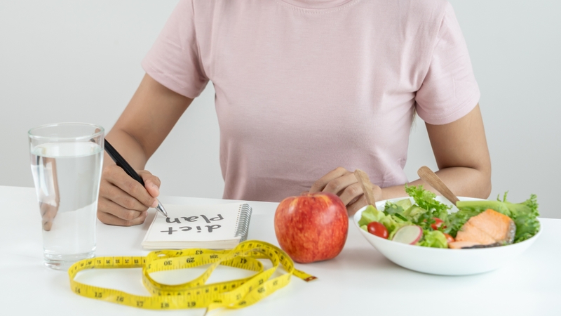 Ăn kiêng quá mức và thiếu hụt dưỡng chất có thể ảnh hưởng đến mái tóc