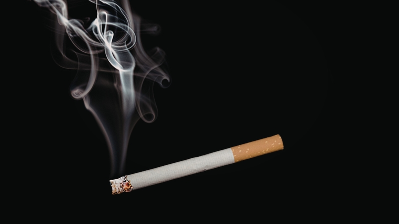 Hút thuốc lá có liên quan đến quá trình lão hóa sớm của tóc