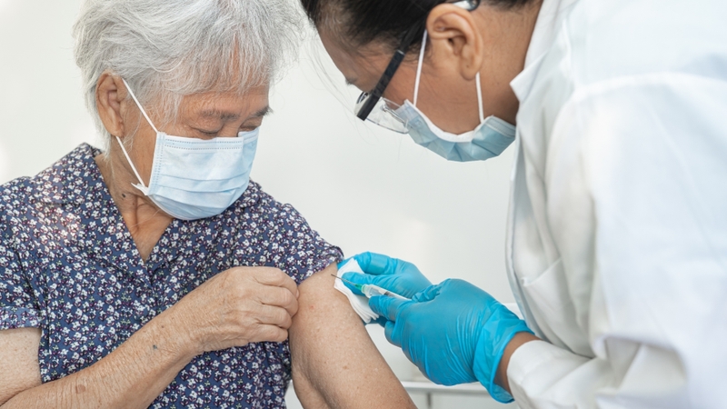 Dinh dưỡng cân bằng, tiêm chủng và theo dõi y tế giúp bảo vệ sức khỏe người cao tuổi