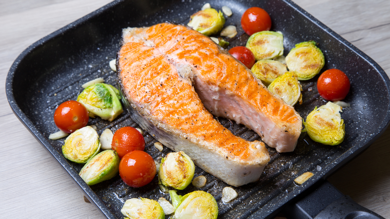 Cá hồi giàu omega-3 giúp hỗ trợ sức khỏe não bộ