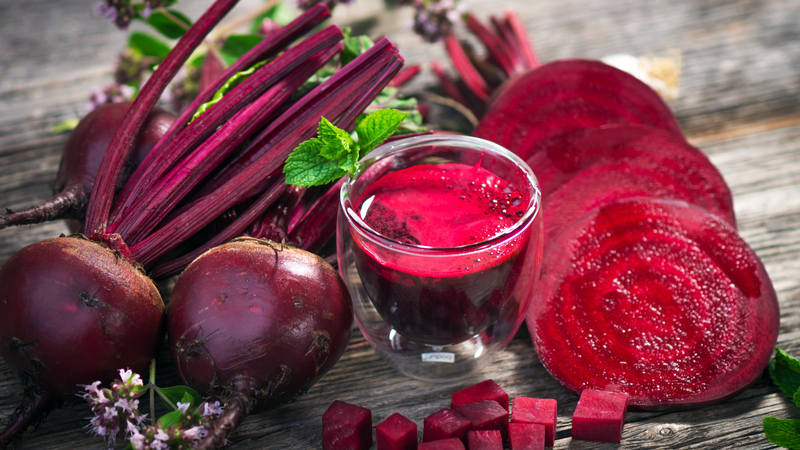 Nước ép củ dền cung cấp folate, vitamin C, kali và mangan giúp hỗ trợ tăng cường chức năng gan
