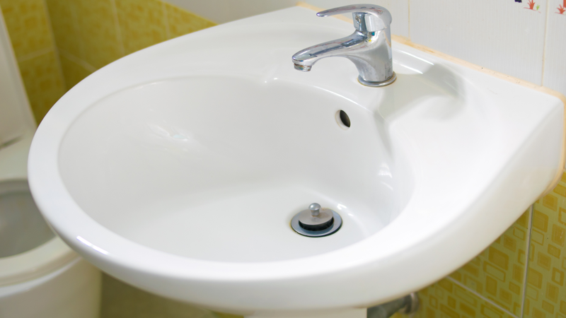 Vòi nước và bồn rửa cần được vệ sinh phù hợp sau khi sử dụng