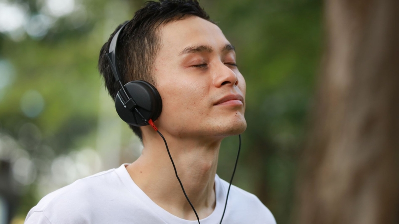 Đọc sách và nghe nhạc là những cách thư giãn giúp giảm căng thẳng