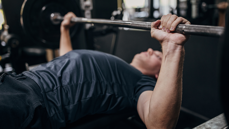 Nằm duỗi tạ giúp kích thích mạnh cả ba đầu của cơ tay sau ở nam giới