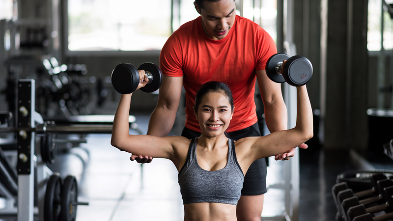 Động tác đẩy tạ tay qua đầu giúp làm săn chắc phần tay và vai