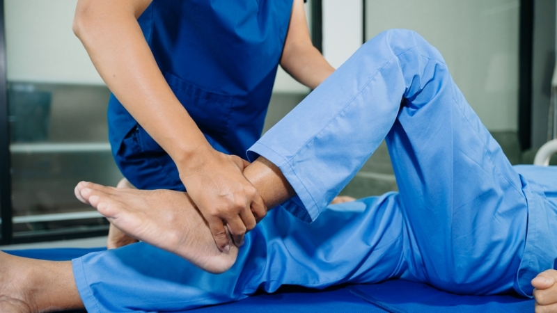 Tập phục hồi khớp gối tại nhà cần đúng hướng dẫn nhân viên y tế để tránh tổn thương thêm