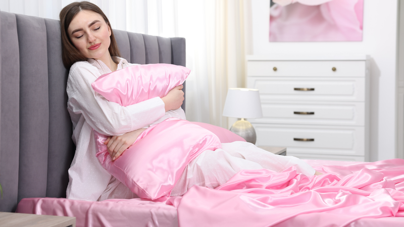 Vỏ gối Lụa hoặc satin có bề mặt mịn, giúp giảm ma sát và hạn chế tóc khô xơ sau khi ngủ