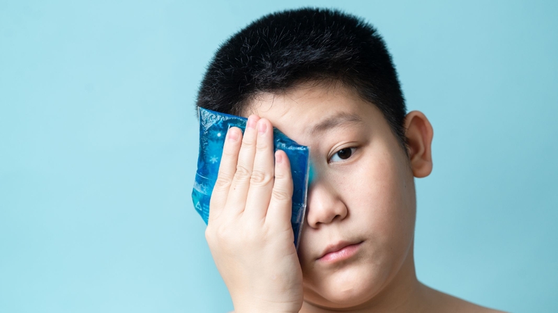 6 cách làm tan vết tụ máu trong mắt​ 2