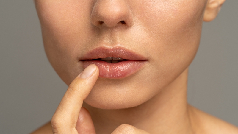 6 cách tăng cường độ bóng cho môi 1