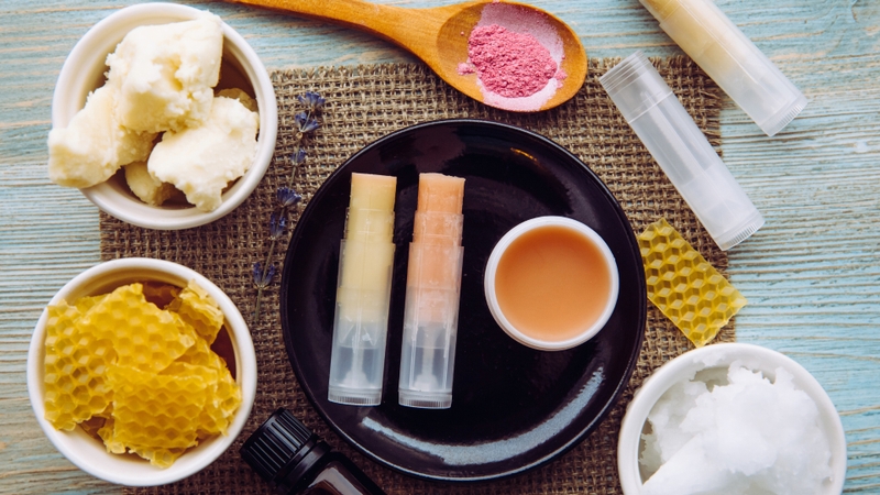 6 cách tăng cường độ bóng cho môi 2