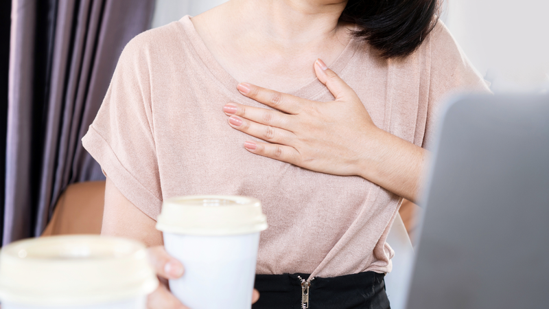 Tim đập nhanh kèm khó thở hoặc tụt huyết áp cần được chú ý