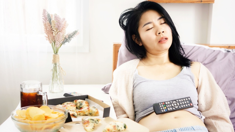 Bữa ăn quá no và nhiều chất béo có thể làm tăng cảm giác ợ nóng