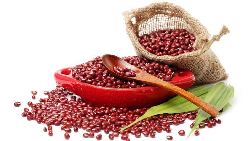 Đậu đỏ chứa nhiều protein thực vật, magie, kali, phốt pho và một lượng canxi nhất định