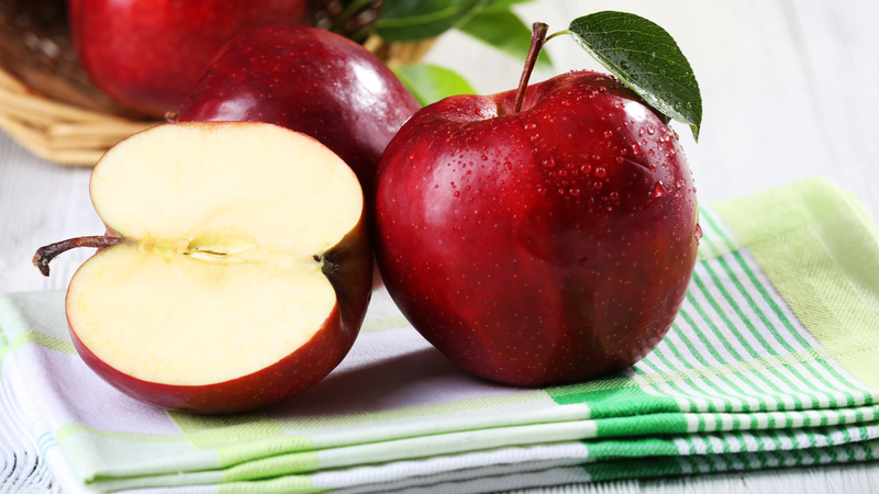 Táo giàu chất xơ và vitamin C, giúp giảm cholesterol và bảo vệ chức năng thận