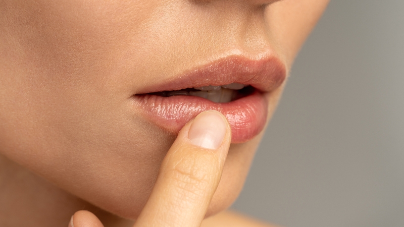 Dầu dừa còn được nhiều người sử dụng như một loại son dưỡng tự nhiên