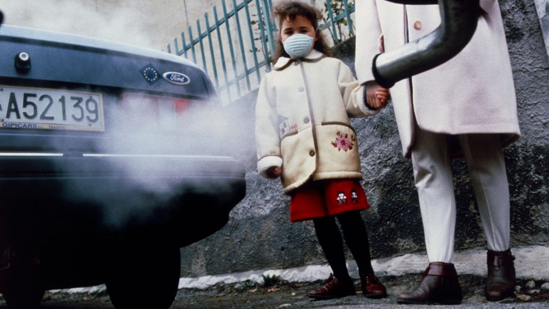 Môi trường ô nhiễm và tiếp xúc với khói thuốc, bụi, nấm mốc, hóa chất công nghiệp làm tăng nguy cơ mắc hen suyễn do kích thích đường thở và viêm mạn tính