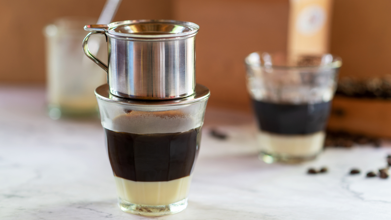 Cà phê sữa tuy dễ uống, nhưng với một số đối tượng, thức uống này có thể tiềm ẩn nhiều rủi ro