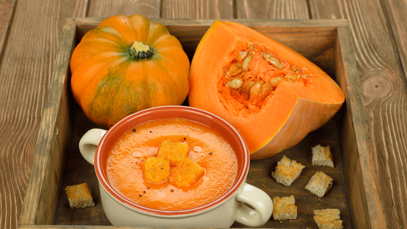 Vitamin A và sắt có trong bí đỏ là những yếu tố then chốt hỗ trợ cơ thể duy trì hàng rào miễn dịch