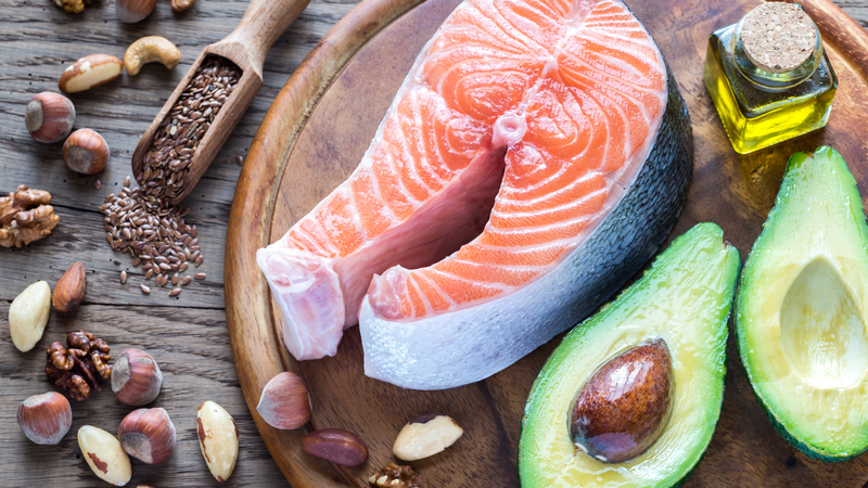 Các loại cá béo giàu omega-3 và protein giúp hỗ trợ sức khỏe làn da và hạn chế quá trình lão hóa