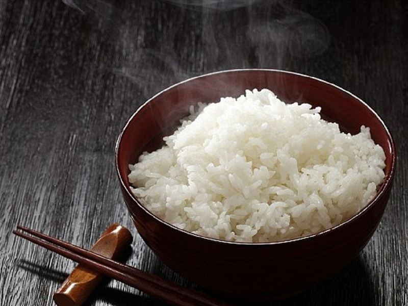 6 sai lầm khi ăn cơm vô cùng hại sức khỏe 1