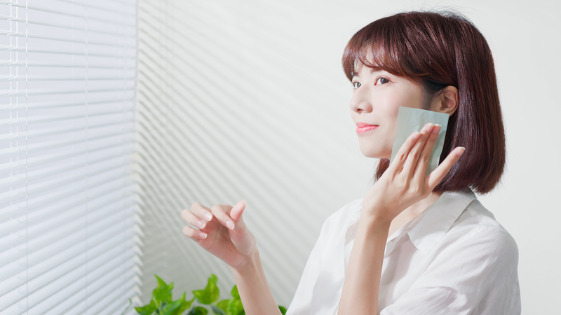 Lạm dụng giấy thấm dầu có thể khiến da tăng tiết bã nhờn