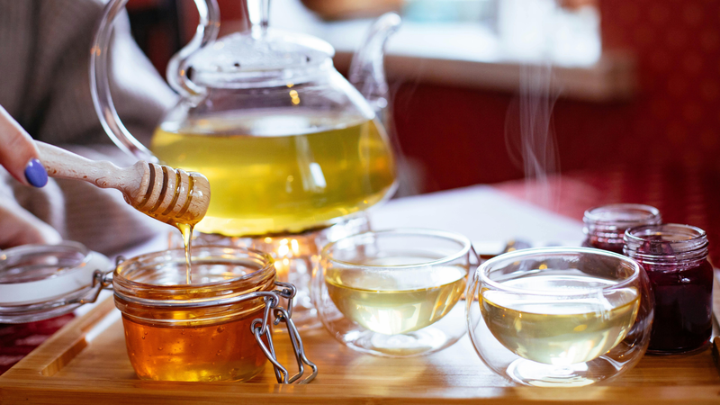 Nên dùng mật ong, gừng hoặc quế thay cho chất tạo ngọt nhân tạo để tăng hương vị trà