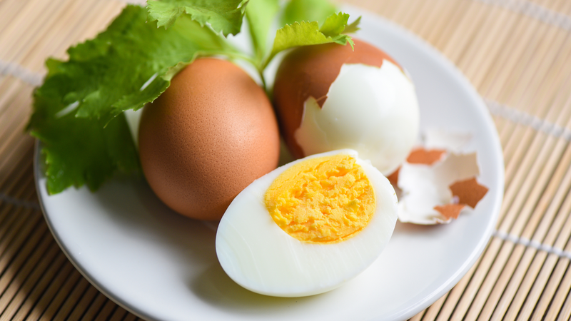 Trứng luộc là lựa chọn quen thuộc để bổ sung biotin vào chế độ ăn