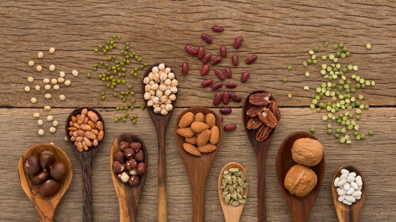 Các loại đậu như đậu đen, đậu đỏ, đậu xanh hay đậu gà đều chứa hàm lượng cao chất xơ hòa tan và protein thực vật