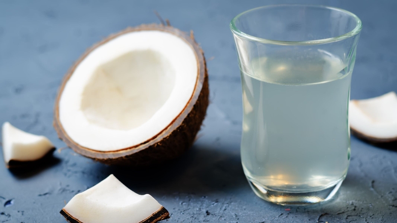 Nước dừa là 1 trong 6 thực phẩm giúp giải rượu bia nhanh chóng
