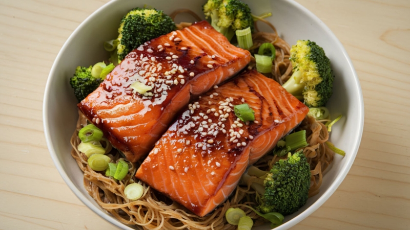 Cá hồi là nguồn omega-3 dồi dào, hỗ trợ tăng tuần hoàn máu đến nang tóc