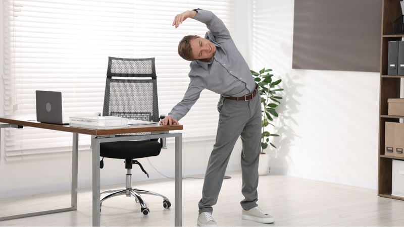Không nên ngồi làm việc liên tục trong thời gian dài, hãy thường xuyên thay đổi tư thế