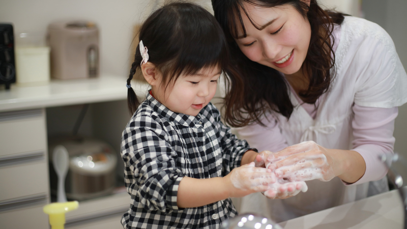 Hướng dẫn trẻ cách vệ sinh tay, chân sạch sẽ