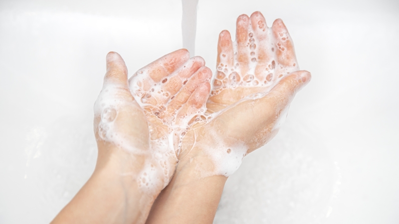 Lưu ý rửa tay bằng xà phòng sau khi đi vệ sinh để hạn chế nguy cơ nhiễm giun