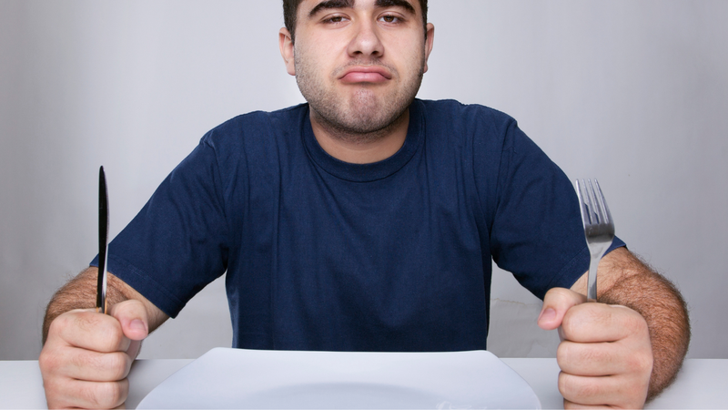 Các tế bào không hấp thụ đủ glucose do kháng insulin hoặc thiếu insulin, dẫn đến cảm giác đói