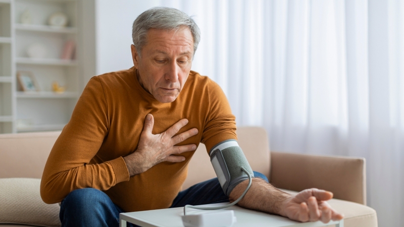 Tăng huyết áp không kiểm soát là yếu tố nguy cơ quan trọng nhất, gây tổn thương trực tiếp lên thành mạch máu