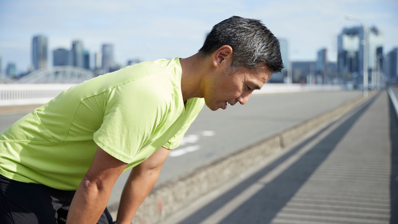 Người bị tăng huyết áp có thể cảm thấy hụt hơi khi đi bộ