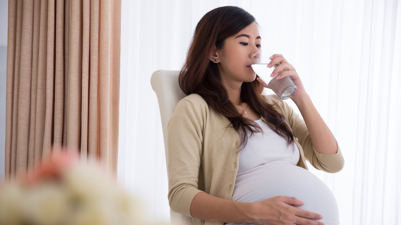 Khát nước liên tục có thể là dấu hiệu tiểu đường thai kỳ 3 tháng giữa cần được theo dõi sớm