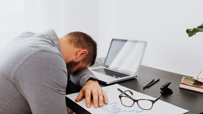 Cảm giác kiệt sức, uể oải kéo dài ngay cả khi đã nghỉ ngơi đầy đủ