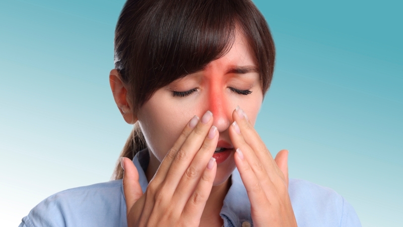 Đau trán, má là dấu hiệu viêm xoang mũi dị ứng do xoang bị phù nề, cản trở dẫn lưu