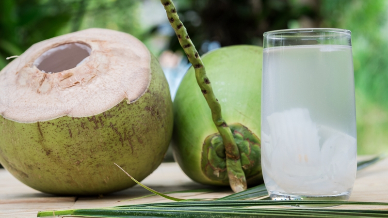 Nước dừa là thức uống giải khát tự nhiên giàu chất điện giải như kali, natri và magie
