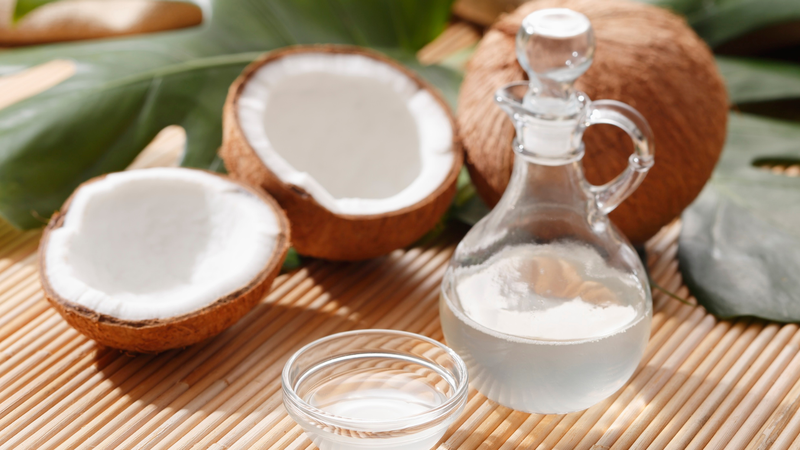 Dầu dừa là một trong những loại dầu quen thuộc trong chăm sóc da