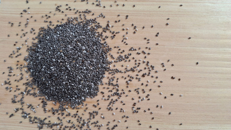 Hạt chia còn giàu acid béo omega-3 (ALA), chất xơ hòa tan