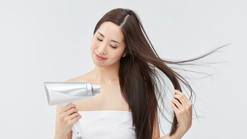 Hạn chế nhiệt cao giúp giảm nguy cơ tóc khô và gãy