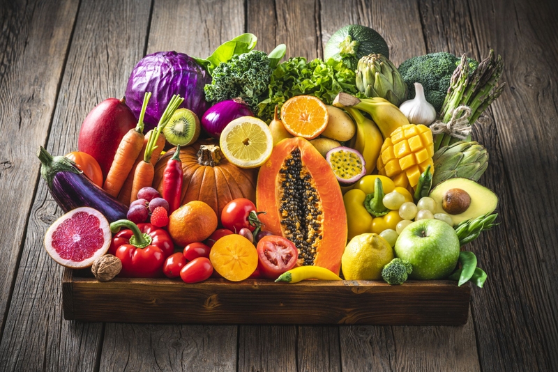 Thêm nhiều rau xanh và trái cây vào chế độ ăn là cách cải thiện mụn từ bên trong