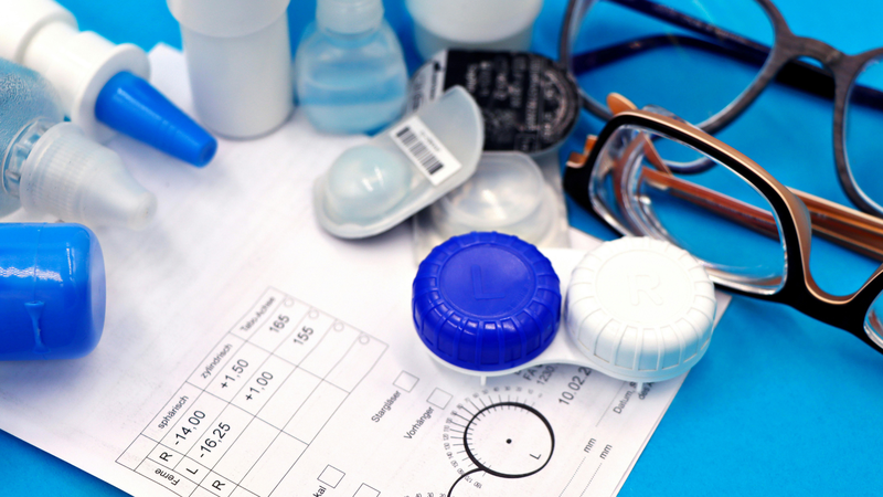 Kính áp tròng mang lại sự tiện lợi nhưng cũng tiềm ẩn rủi ro lớn nếu vệ sinh kém