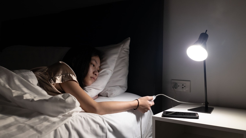 Giảm ánh sáng là thói quen buổi tối giúp tăng melatonin tự nhiên